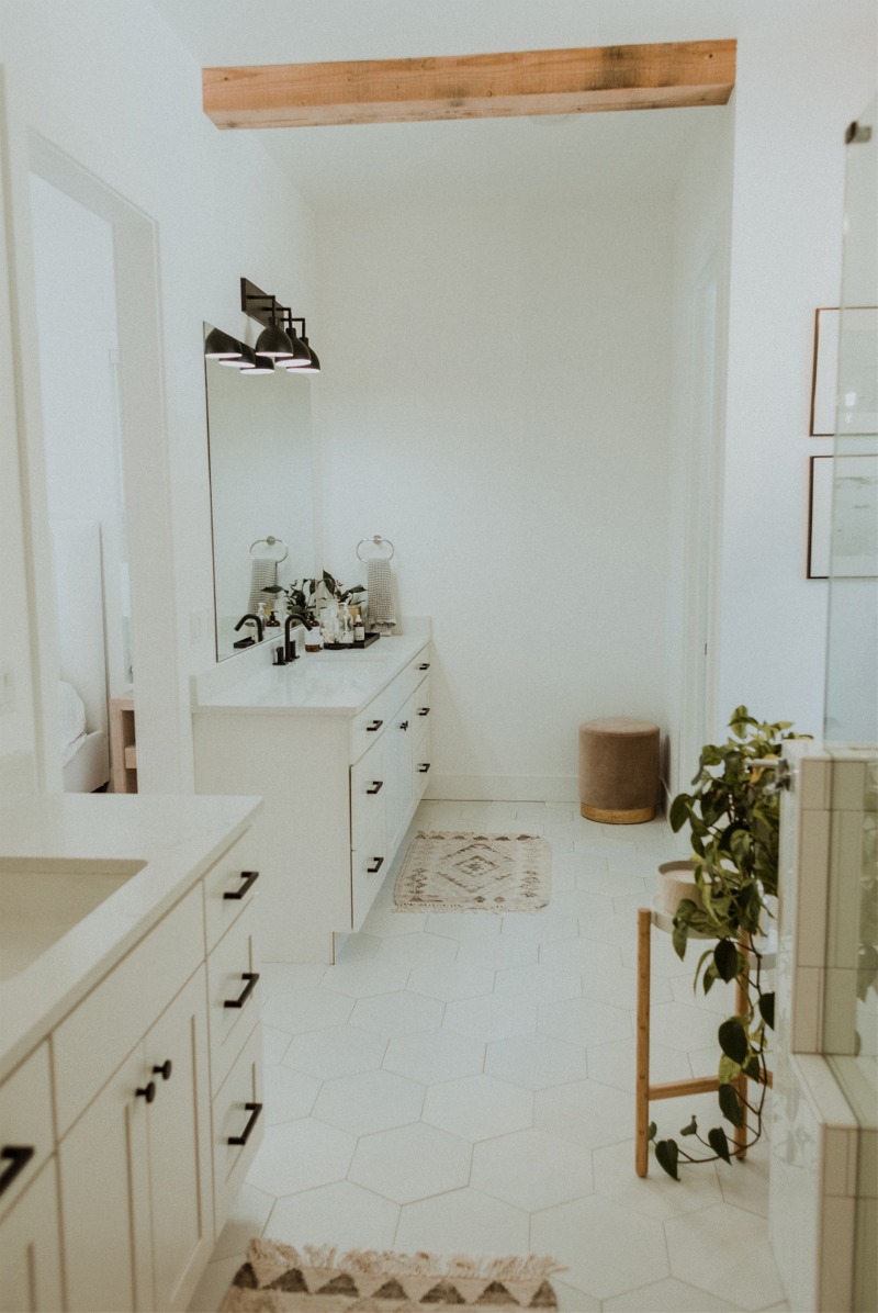 BATHROOM LAUNDRY ROOM